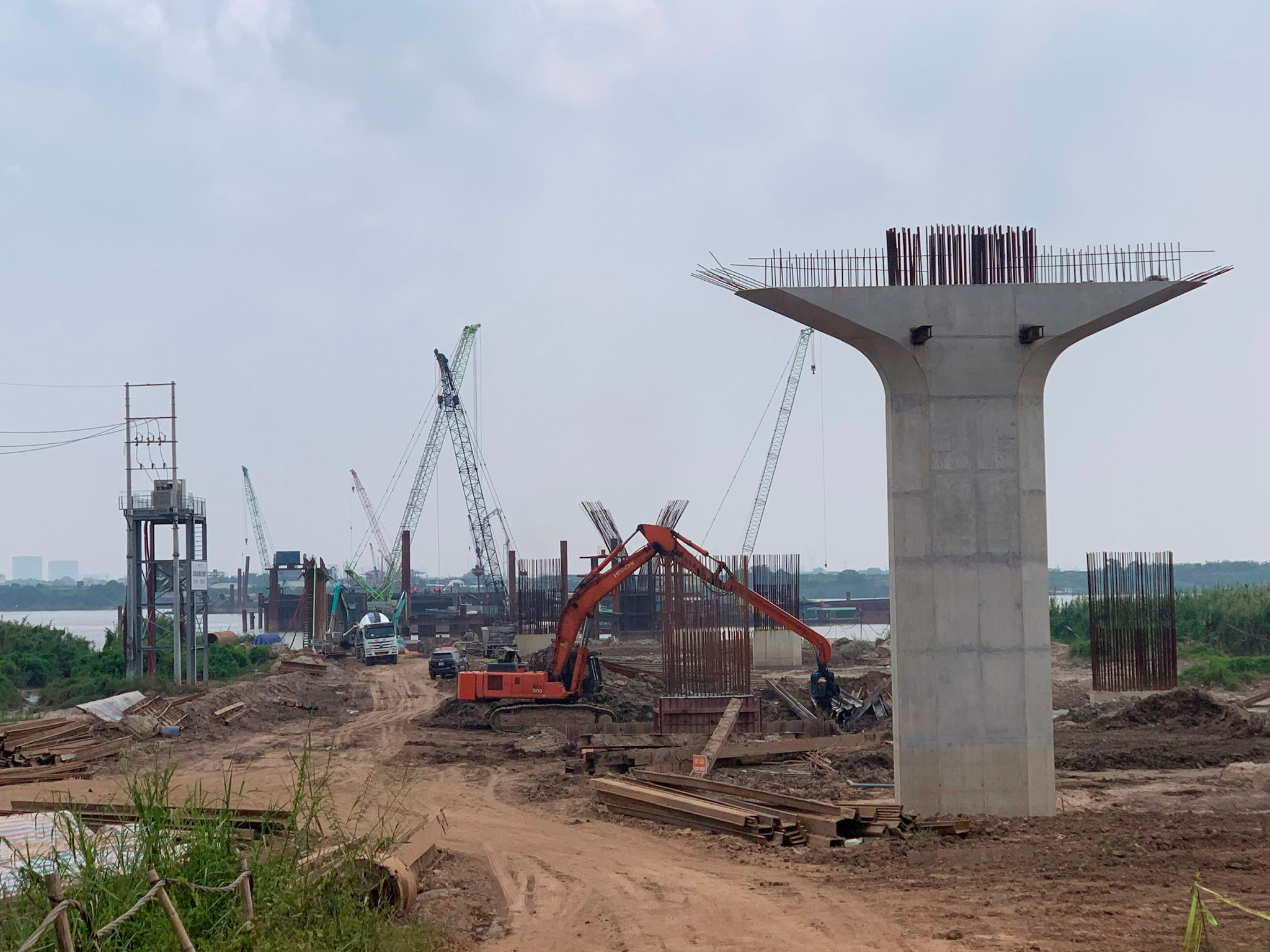 Dồn sức cho 3 cầu vượt sông Hồng, quyết tâm hoàn thành vượt tiến độ Dồn sức cho 3 cầu vượt sông Hồng, quyết tâm hoàn thành vượt tiến độ