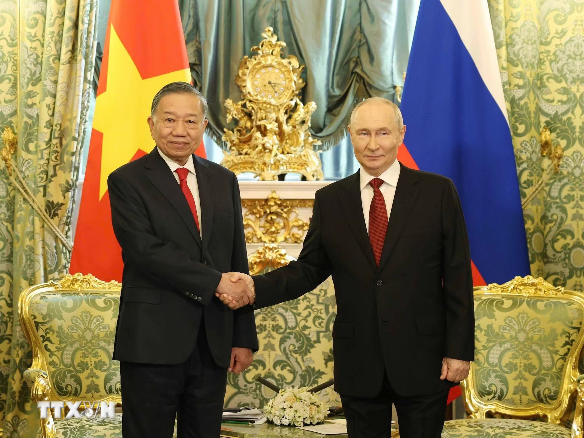 a0plyhgodekieke-_ttxvn-tong-thong-nga-putin-chu-tri-le-don-tong-bi-thu-chu-tich-nuoc-to-lam-cung-phu-nhan-9013998-2.jpg