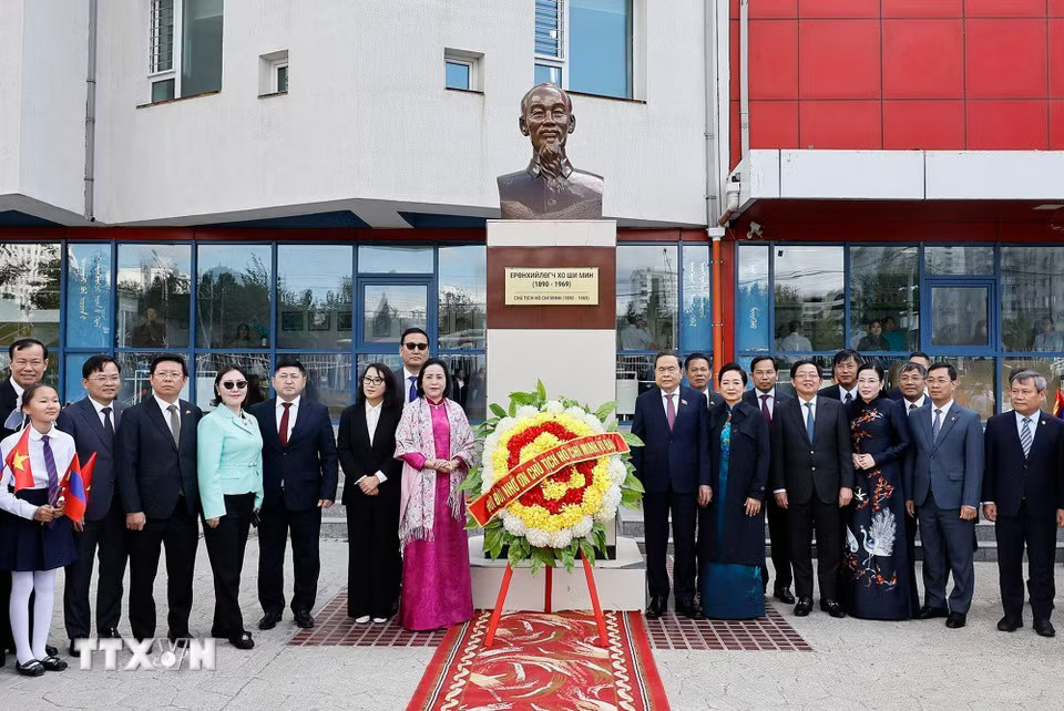 ttxvn-0909-chu-tich-quoc-hoi-tham-truong-so-14-chu-tich-ho-chi-minh-o-mong-co-5.jpg.jpg