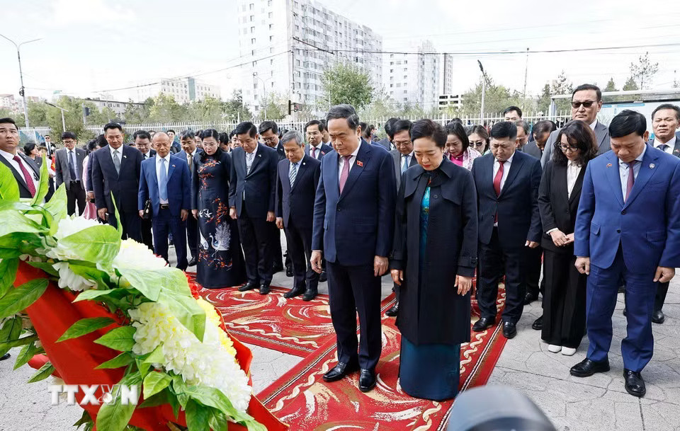 ttxvn-0909-chu-tich-quoc-hoi-tham-truong-so-14-chu-tich-ho-chi-minh-o-mong-co-6.jpg.jpg