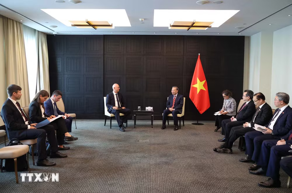 Tổng Bí thư, Chủ tịch nước Tô Lâm tiếp Tổng Giám đốc Quỹ Đầu tư trực tiếp Nga Kiril Dmitriev. (Ảnh: Thống Nhất/TTXVN) ttxvn-tong-bi-thu-chu-tich-nuoc-to-lam-tiep-mot-so-tap-doancho-du-4-cuoc-phat-1-lan-9013764.jpg