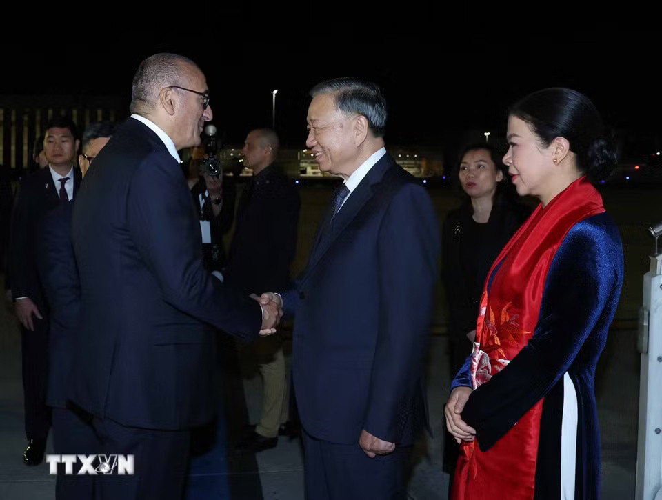 o-lam-va-phu-nhan-bat-dau-chuyen-tham-chinh-thuc-cong-hoa-phap-va-du-hoi-nghi-thuong-dinh-khong-gian-vu-tru-9014603.jpg