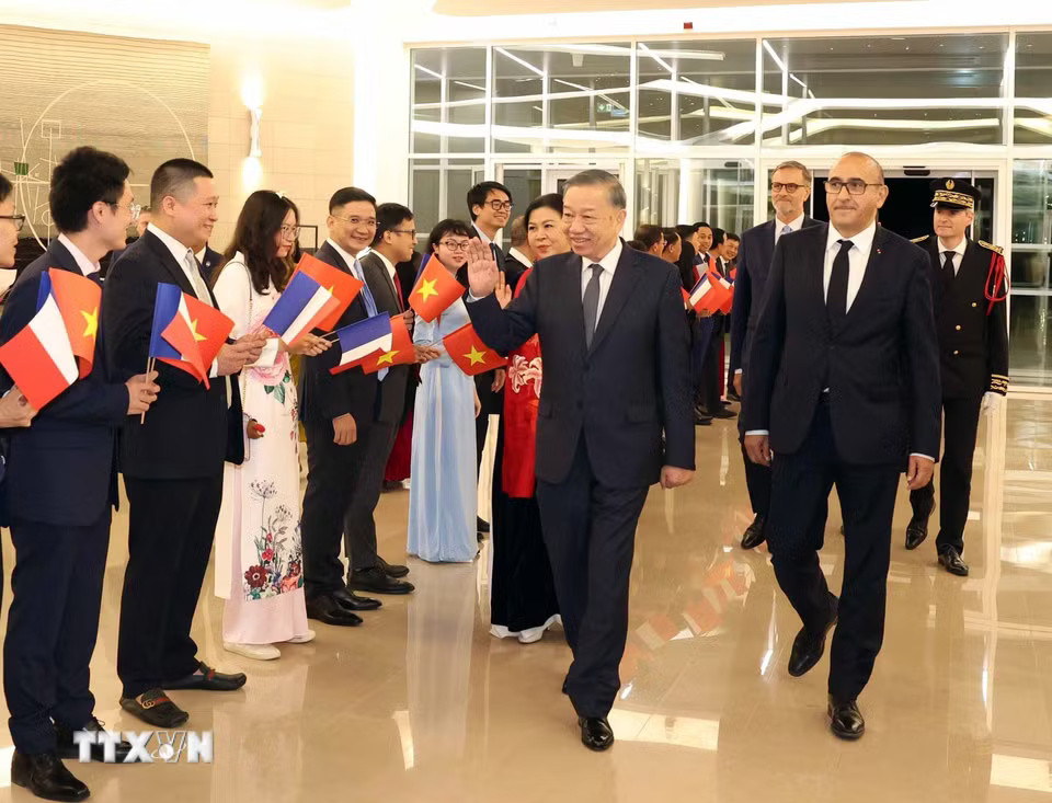 o-lam-va-phu-nhan-bat-dau-chuyen-tham-chinh-thuc-cong-hoa-phap-va-du-hoi-nghi-thuong-dinh-khong-gian-vu-tru-9014607.jpg