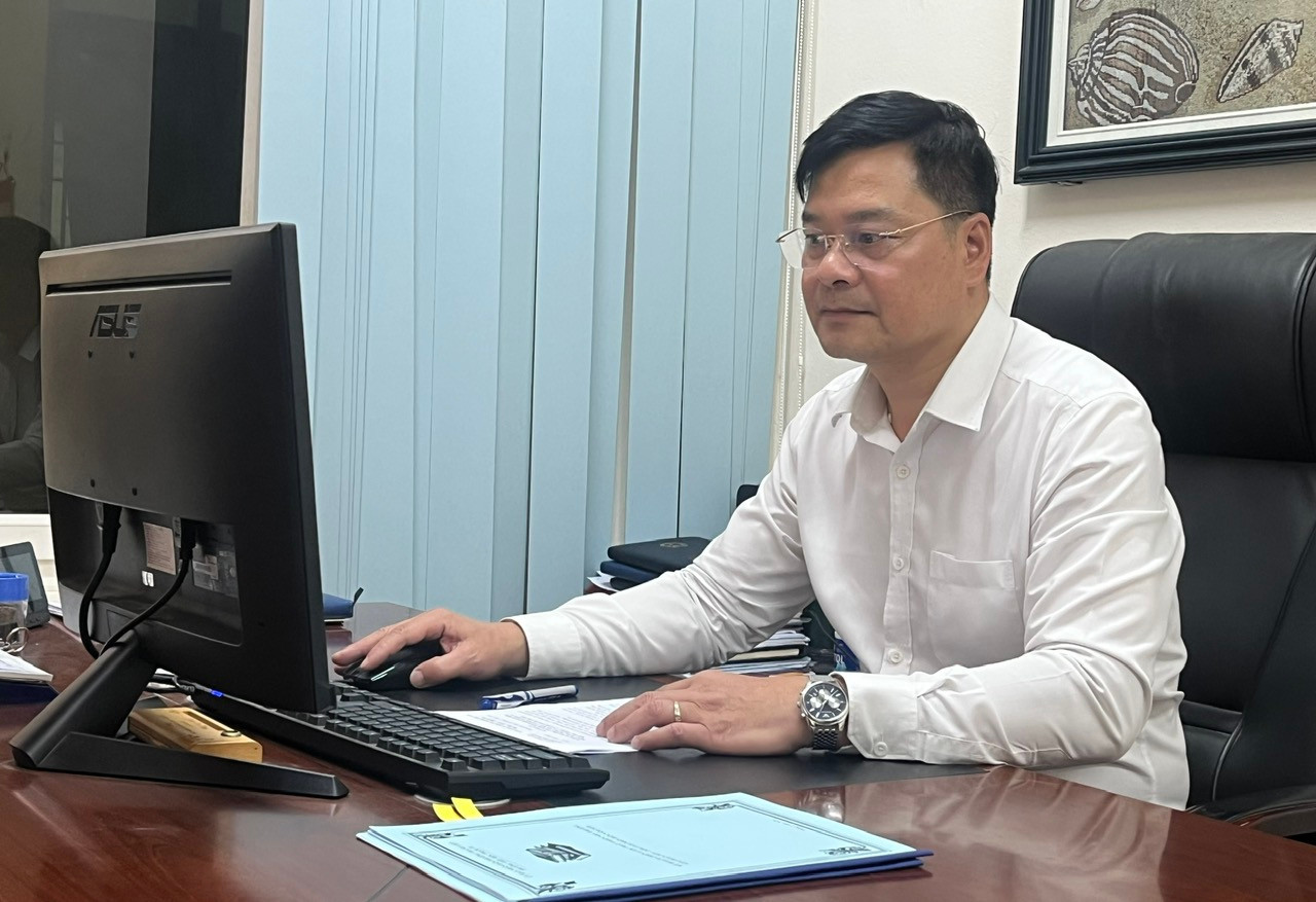 anh-anh-tuan-ngoi-lam-viec.jpg