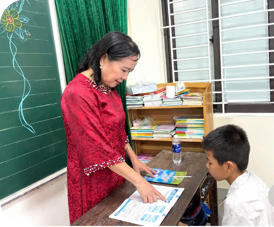 anh-co-huyen-day-hs-sua.jpg
