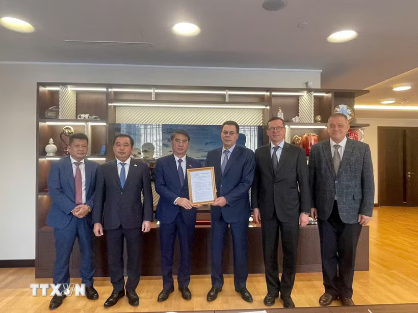 Phó Chủ tịch UBND Thành phố Hà Nội trao Quyết định chấp thuận chủ trương đầu tư dự án Nhà Moskva tại Hà Nội cho Chính quyền thành phố Moskva. (Ảnh: TTXVN phát)