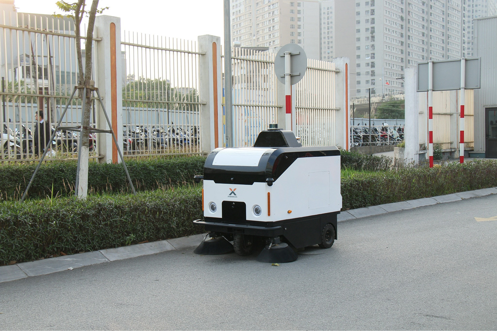 xe-quet-duong-tu-hanh-autonomous-sweeper-2-.jpg