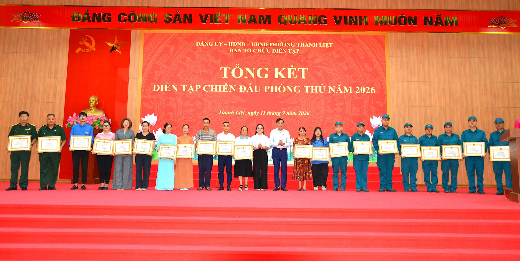 Lãnh đạo phường trao giấy khen cho các cá nhân có thành tích xuất sắc. Ảnh: Đào Tuyết