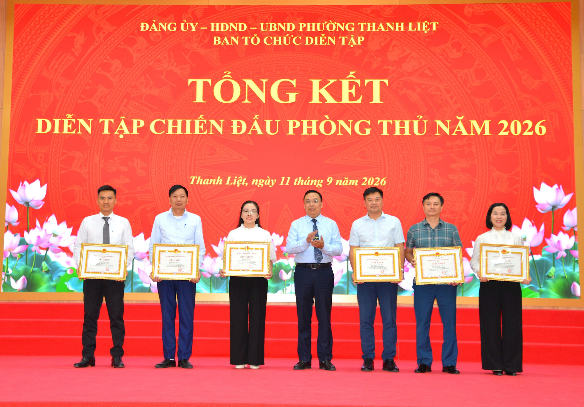 anh-2-trao-gk-cho-ca-nhan-1.jpg
