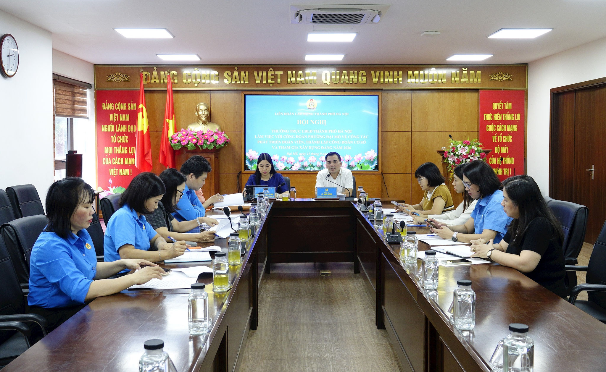 Toàn cảnh buổi làm việc giữa Đoàn công tác LĐLĐ Thành phố và Công đoàn phường Đại Mỗ. Ảnh: PV