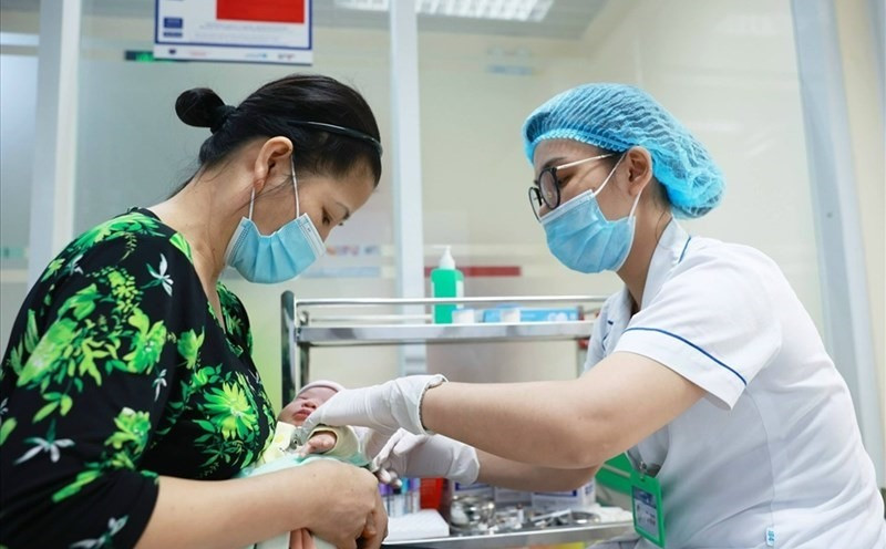 Nhân viên y tế được hưởng phụ cấp ưu đãi nghề như thế nào?- Ảnh 1.