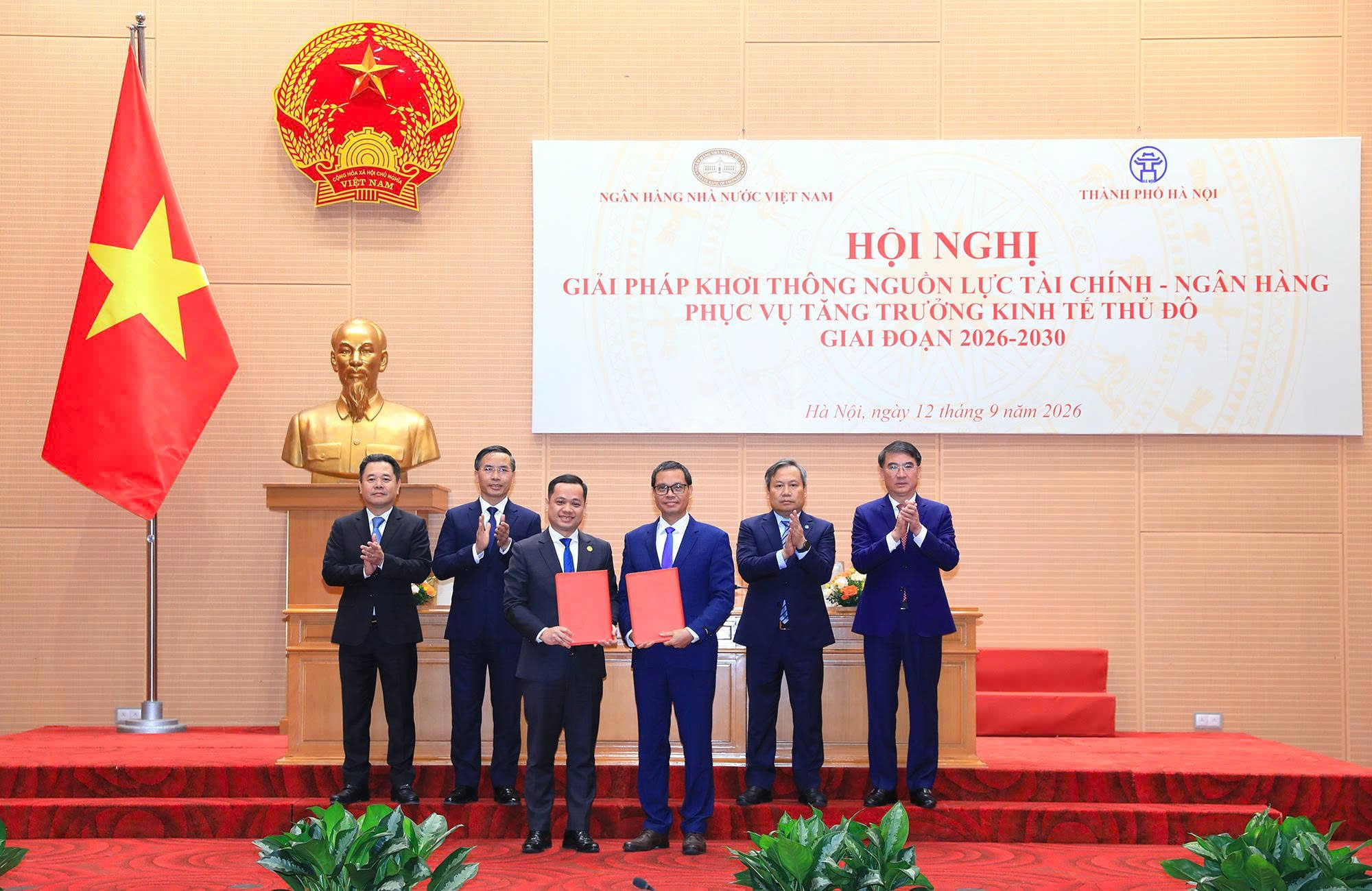 Lãnh đạo Ngân hàng Nhà nước Việt Nam và UBND thành phố Hà Nội chứng kiến Lễ ký thỏa thuận hợp tác giữa các tổ chức tín dụng và các doanh nghiệp trên địa bàn thành phố phục vụ trực tiếp cho các chương trình, dự án lớn, quan trọng của Thủ đô. Ảnh: Hồng Thái