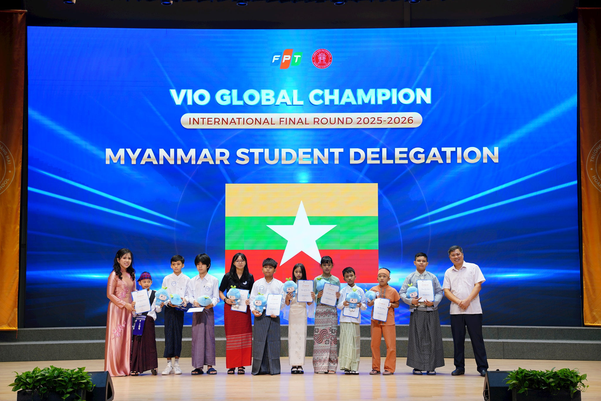 doan-hoc-sinh-myanmar-nhan-giai-vio-global-champion-2025-2026.jpg