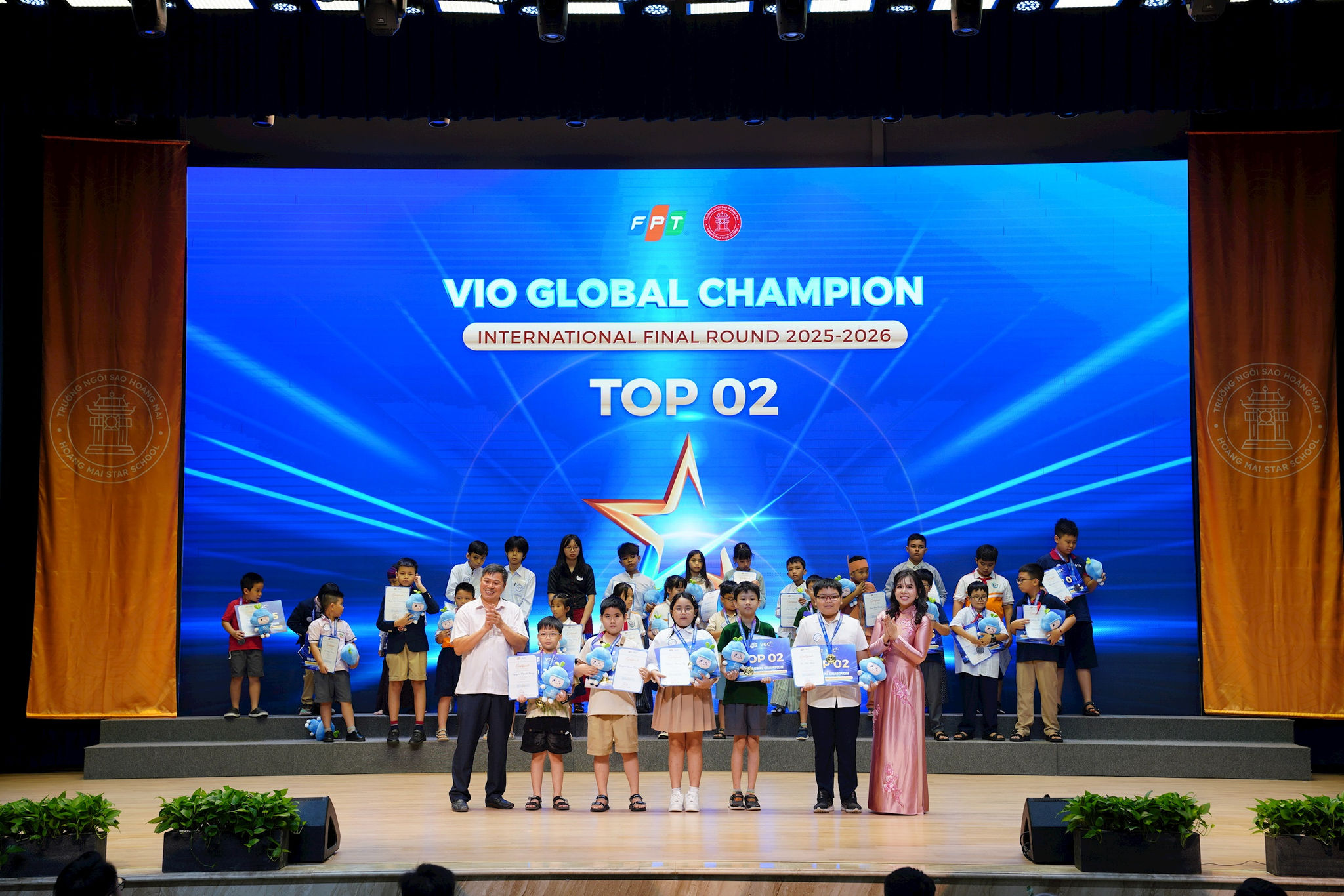 hoc-sinh-xuat-sac-nhan-giai-tai-vio-global-champion-2025-2026.jpg