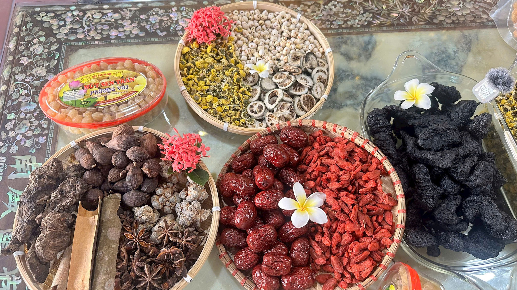 Những dược liệu như táo đỏ, kỷ tử, hạt sen... đã được người dân sơ chế và bảo quản