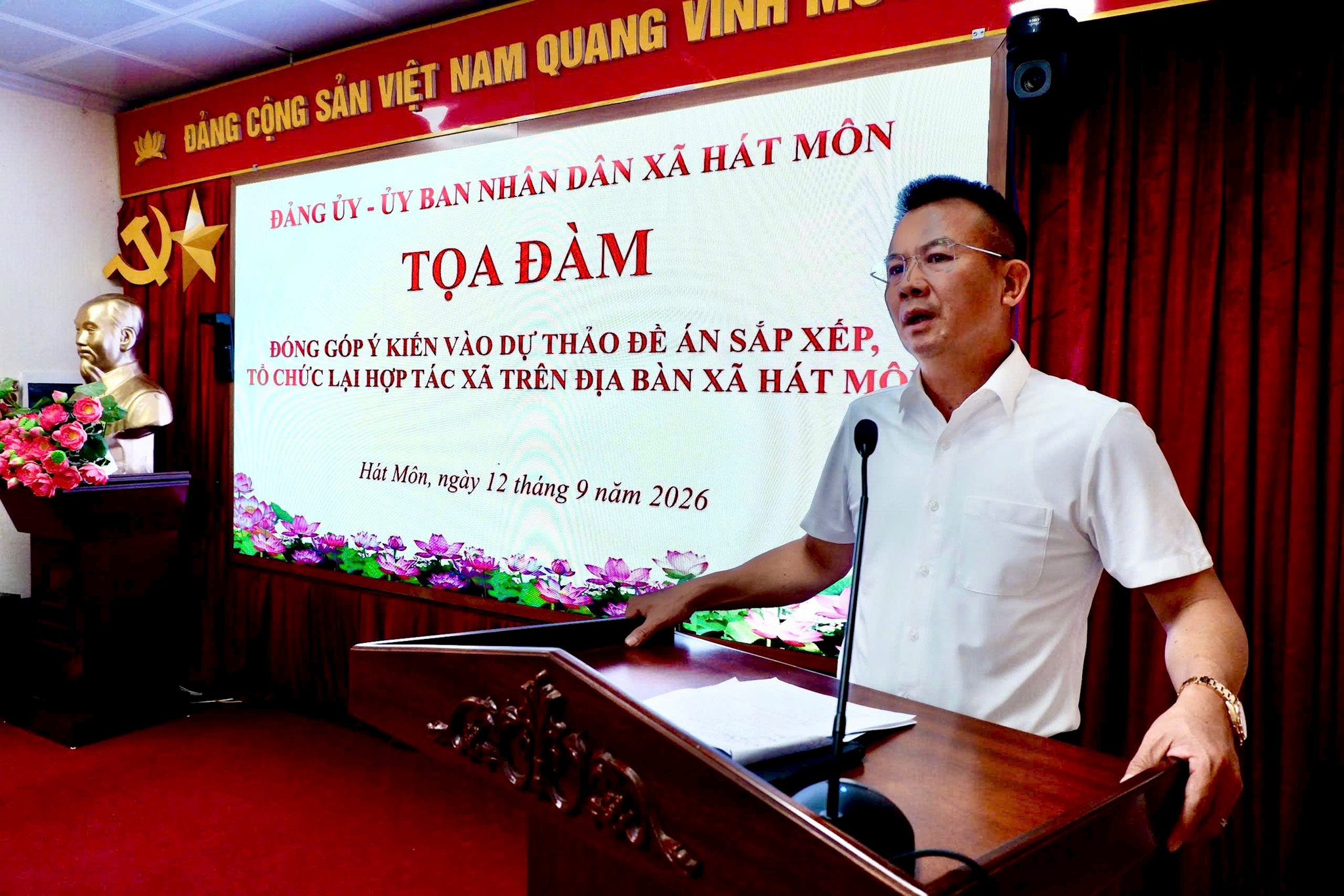 Bí thư Đảng ủy xã Hát Môn Nguyễn Đình Sơn phát biểu. Ảnh: TT