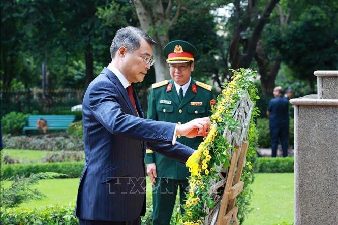 Thủ tướng Lê Minh Hưng dâng hoa tại tượng Bác Hồ ở New Delhi