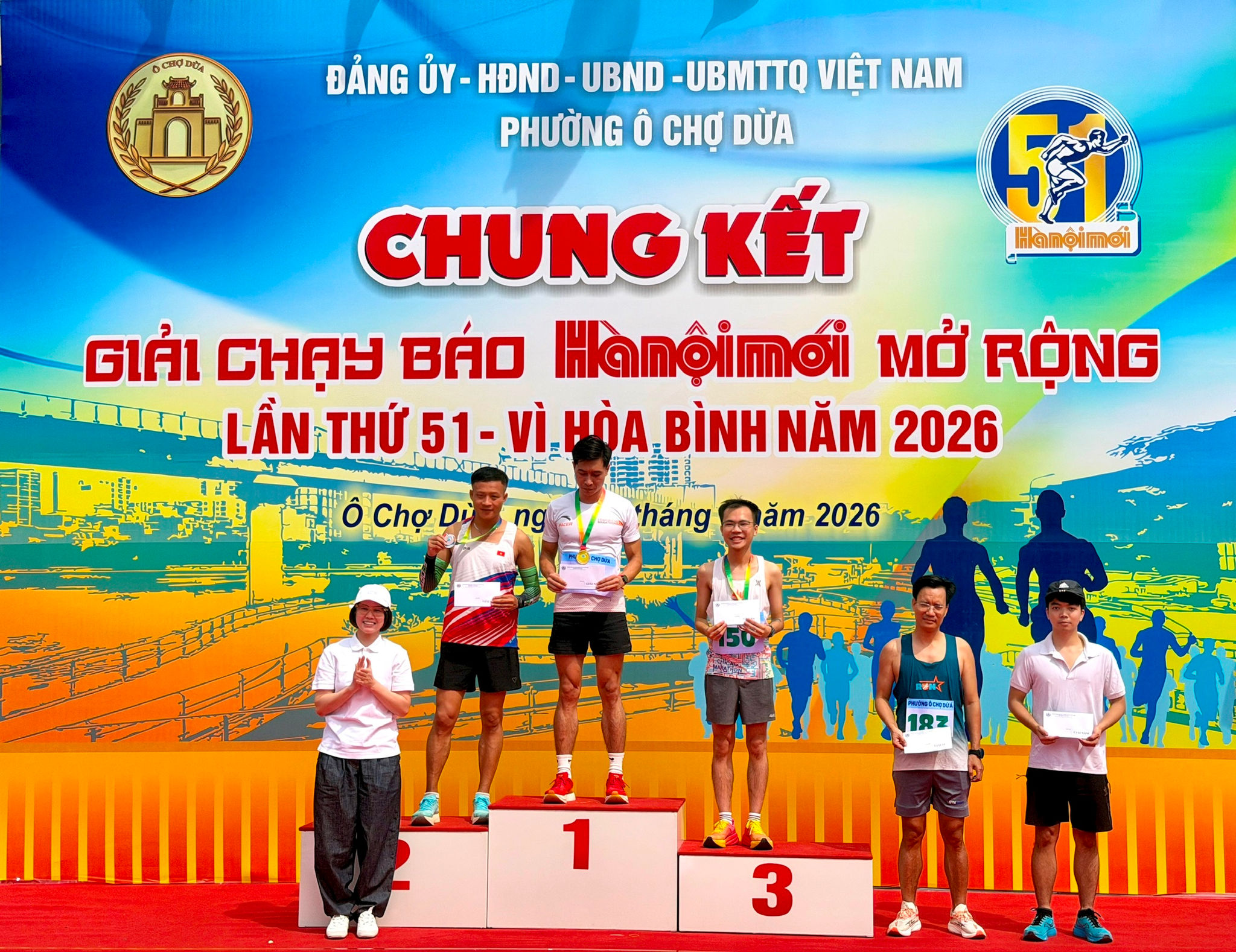 Phó Chủ tịch UBND phường Ô Chợ Dừa Đặng Thị Mai trao giải cho các vận động viên nam có thành tích xuất sắc. Ảnh: Võ Giang