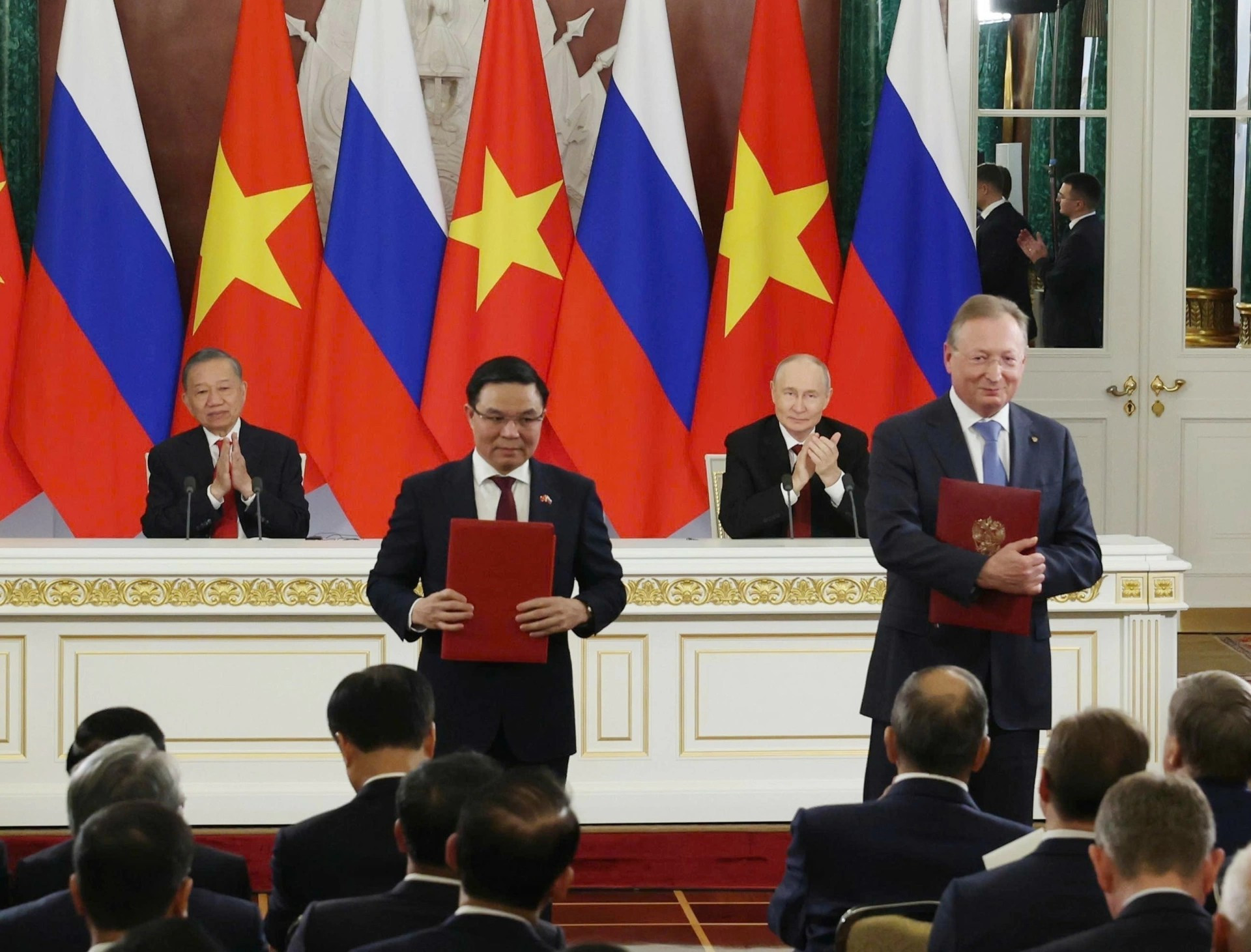 ổng Bí thư, Chủ tịch nước Tô Lâm và Tổng thống Nga Vladimir Putin chứng kiến Lễ trao văn kiện hợp tác giữa hai nước. Ảnh: TTXVN