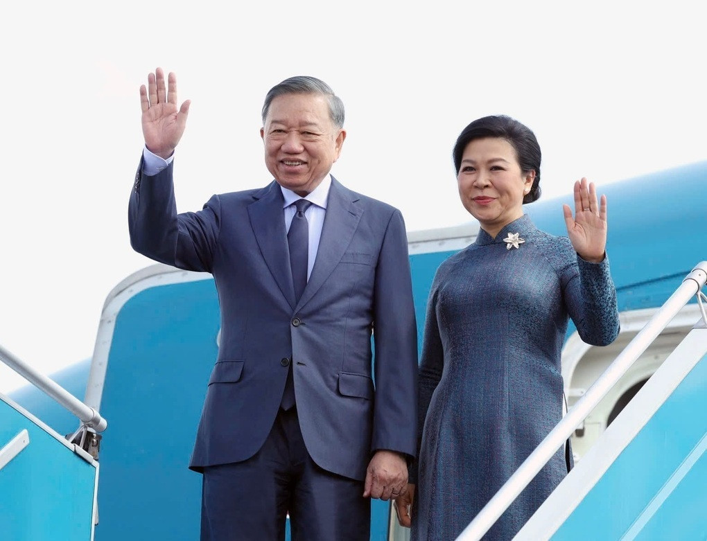 vna_potal_tong_bi_thu_chu_tich_nuoc_to_lam_va_phu_nhan_len_duong_tham_nga_phap_stand(1).jpg