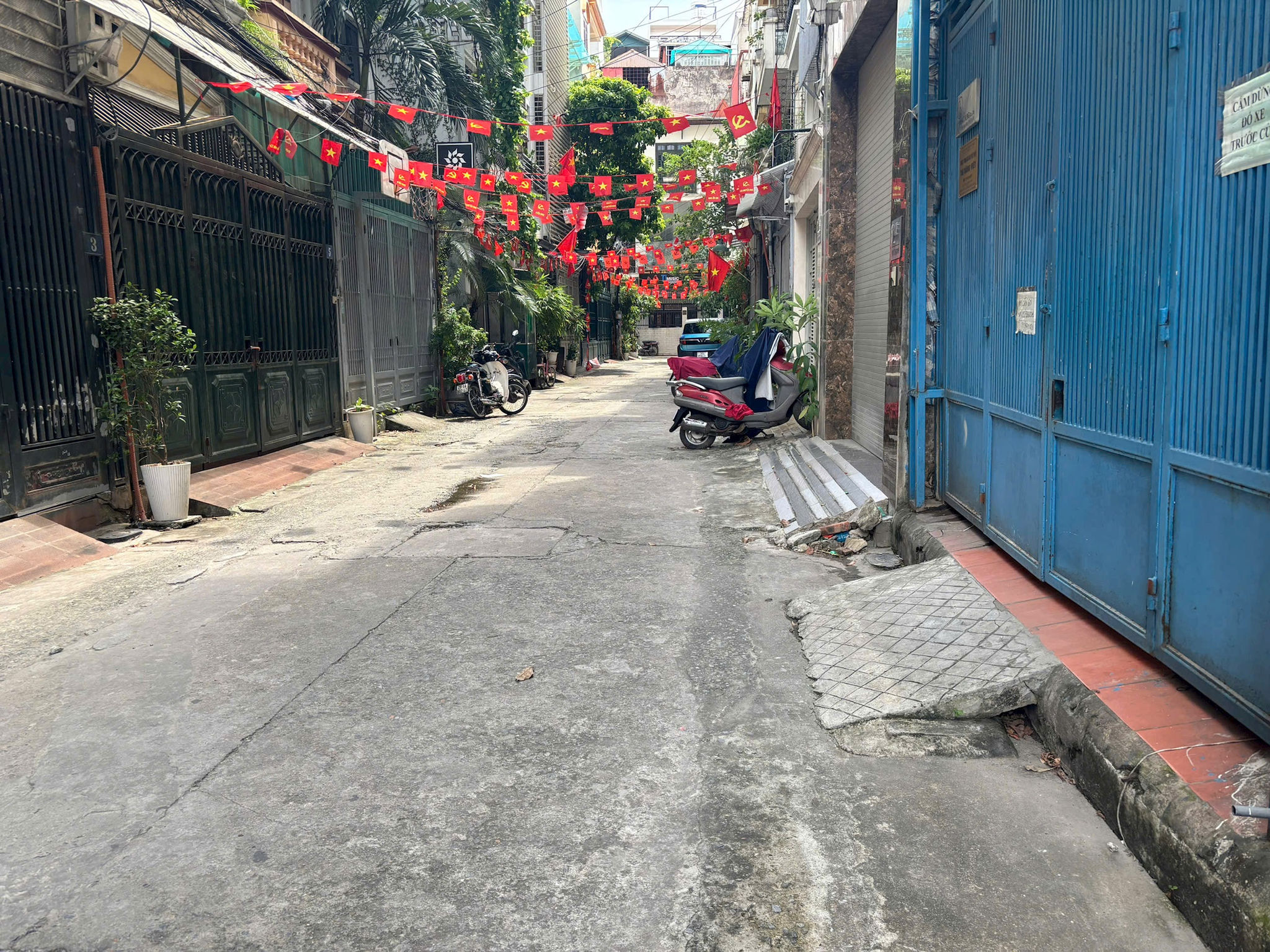 mot-phan-long-duong-ngo-18-vu-thanh-bi-chiem-dung-de-xay-cau-dan-bac-tam-cap-voi-nhieu-kich-thuoc-mau-sac-khac-nhau.-anh-pv.jpg