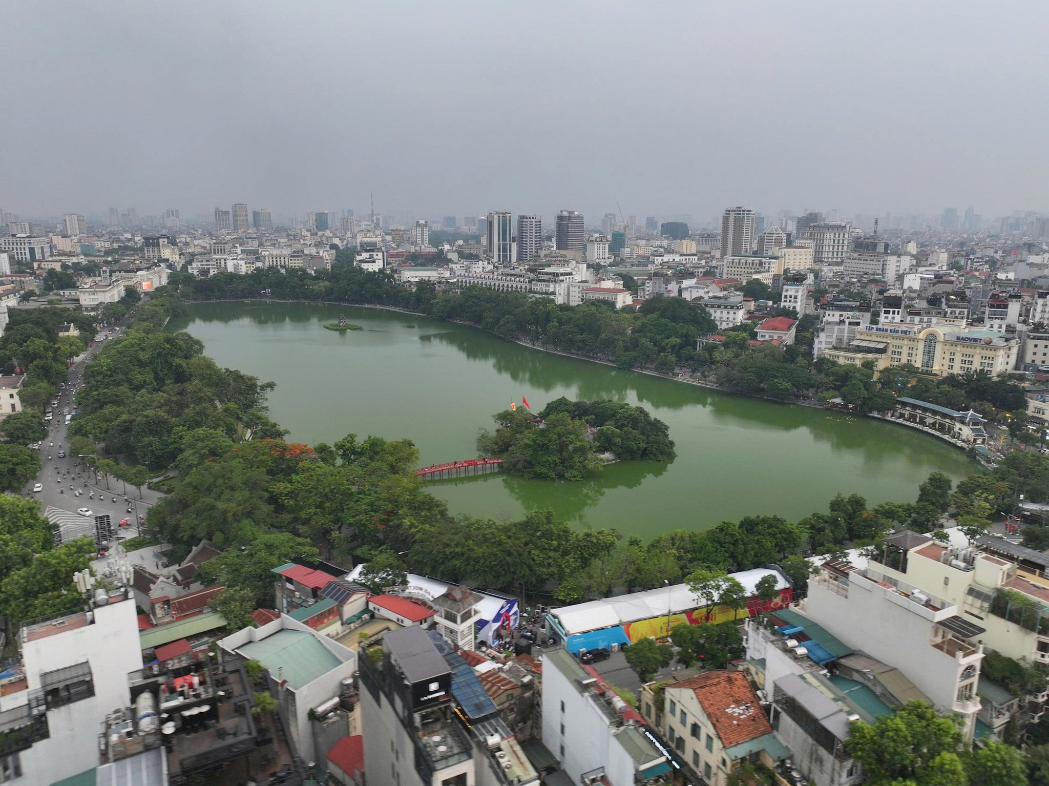 quang-canh-ho-guom-va-vung-phu-can.-anh-tuan-huy.jpg