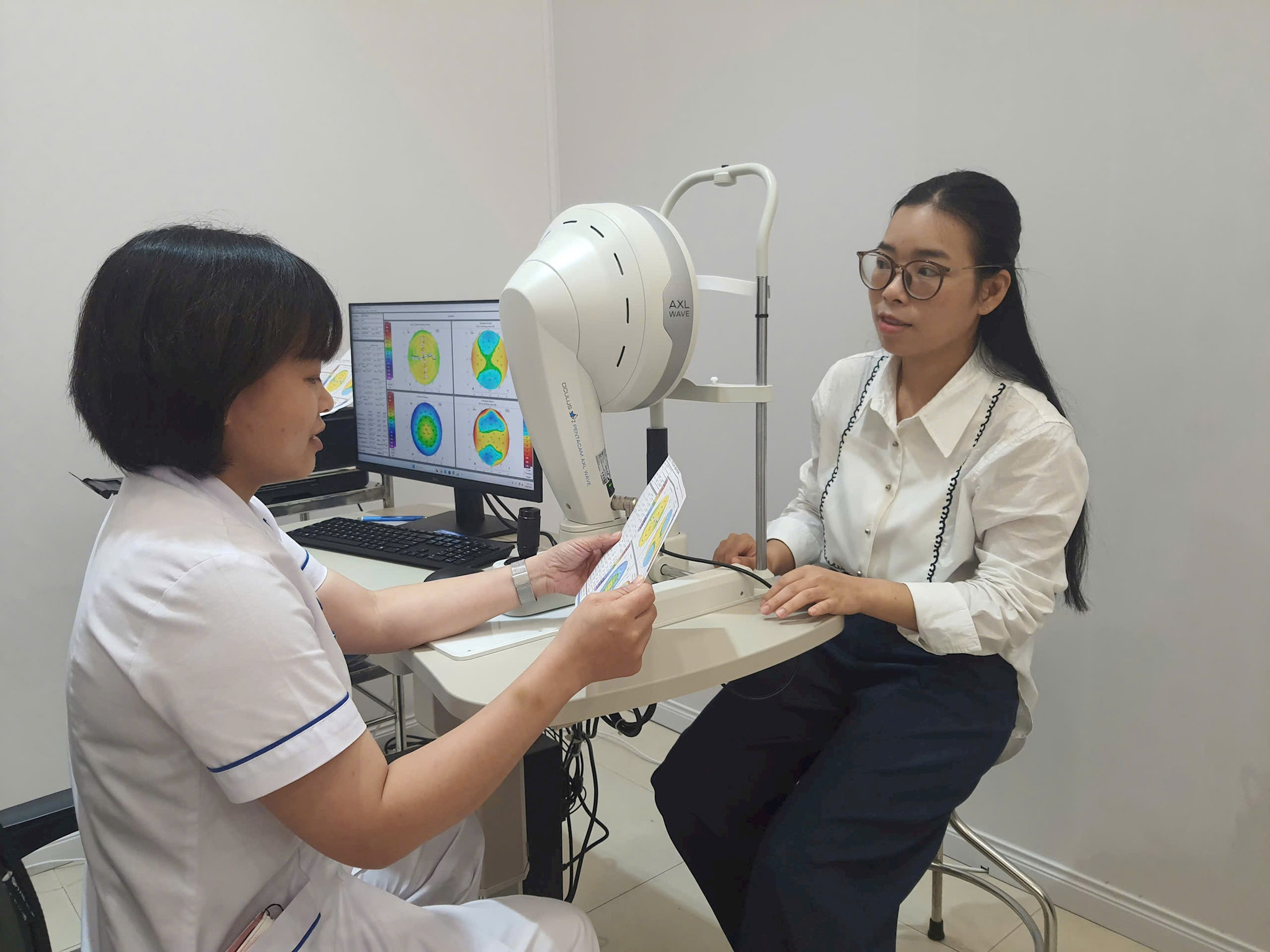 Bác sĩ Bệnh viện Mắt Hà Nội khám, tư vấn cho người dân đăng ký chữa tật khúc xạ theo chính sách tại Nghị quyết 14/2026/NQ-HĐND. Ảnh: Phương Thảo