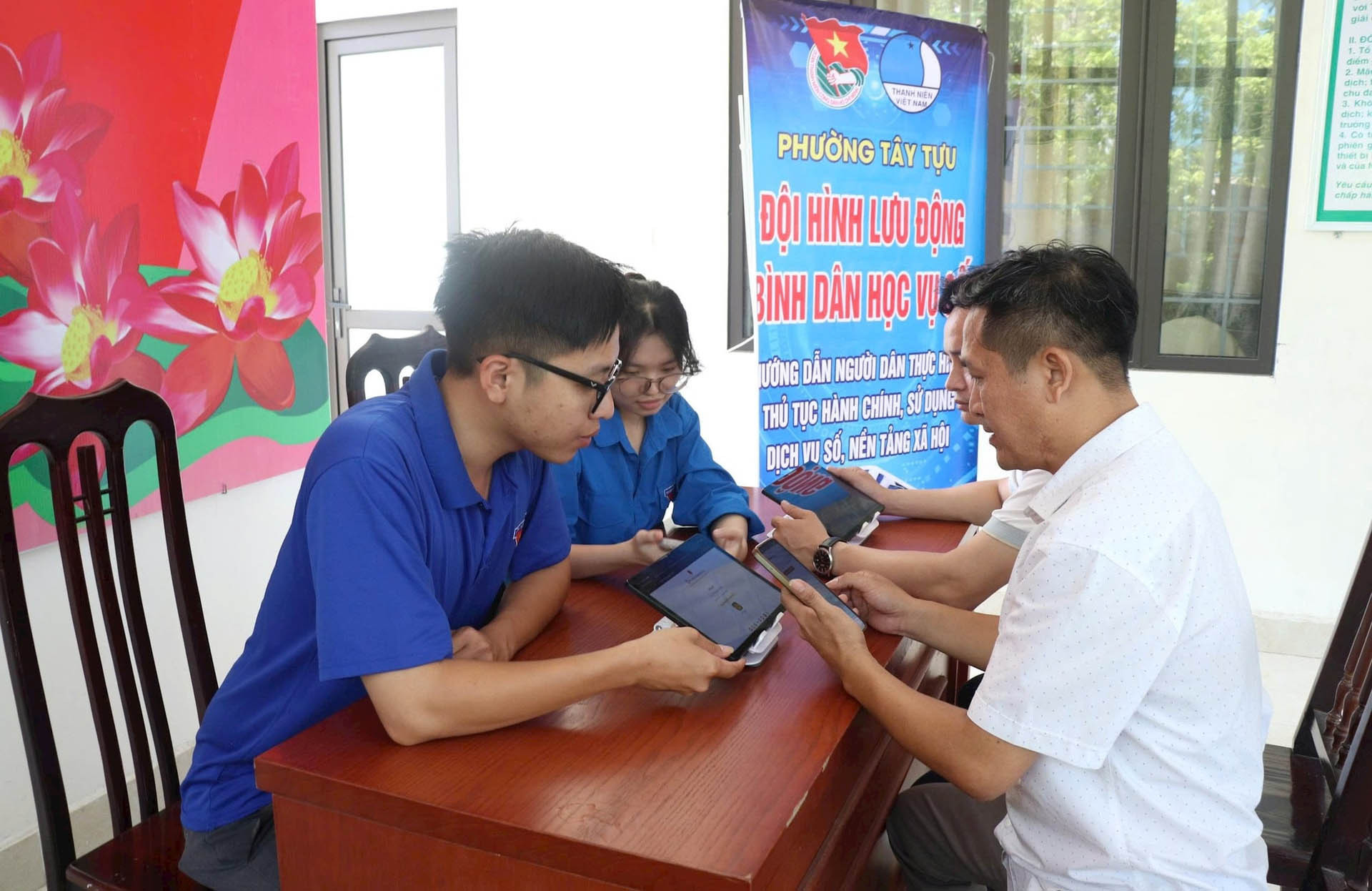 doan-vien-thanh-nien-phuong-tay-tuu-huong-dan-nguoi-dan-cai-dat-va-su-dung-ung-dung-cong-dan-thu-do-so-ihanoi-.-anh-nguyen-cuc.jpg