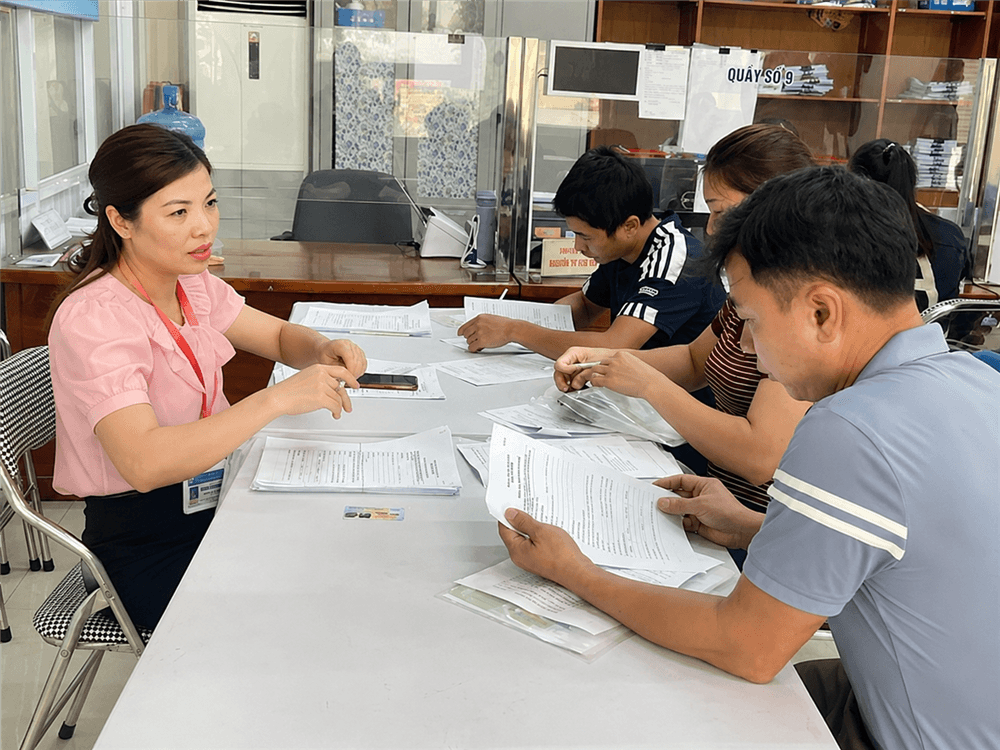 Cán bộ Trung tâm Dịch vụ việc làm tư vấn về nhu cầu tuyển dụng của doanh nghiệp cho người lao động. Ảnh: N.T