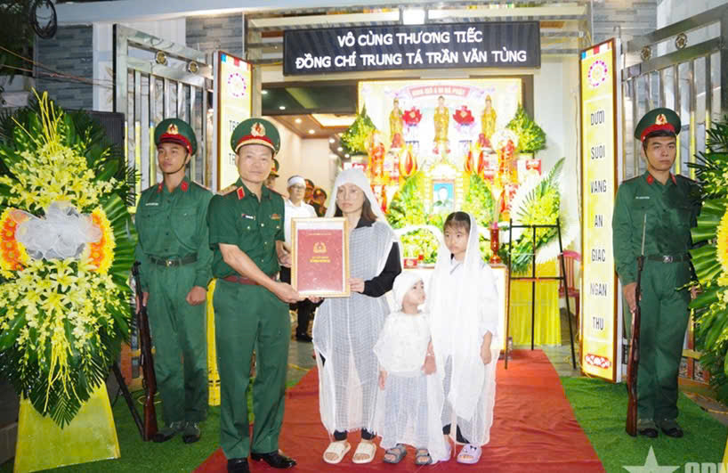 Trung tướng Lương Văn Kiểm trao quyết định truy thăng quân hàm sĩ quan trước thời hạn từ cấp bậc Thiếu tá lên Trung tá đối với đồng chí Trần Văn Tùng tới thân nhân của đồng chí. Ảnh: QĐ
