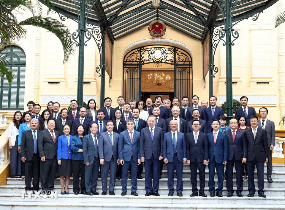 Tổng Bí thư, Chủ tịch nước Tô Lâm và đại diện Ban Chấp hành Liên hiệp các tổ chức hữu nghị Việt Nam khóa VII. (Ảnh: Thống Nhất/TTXVN) ​