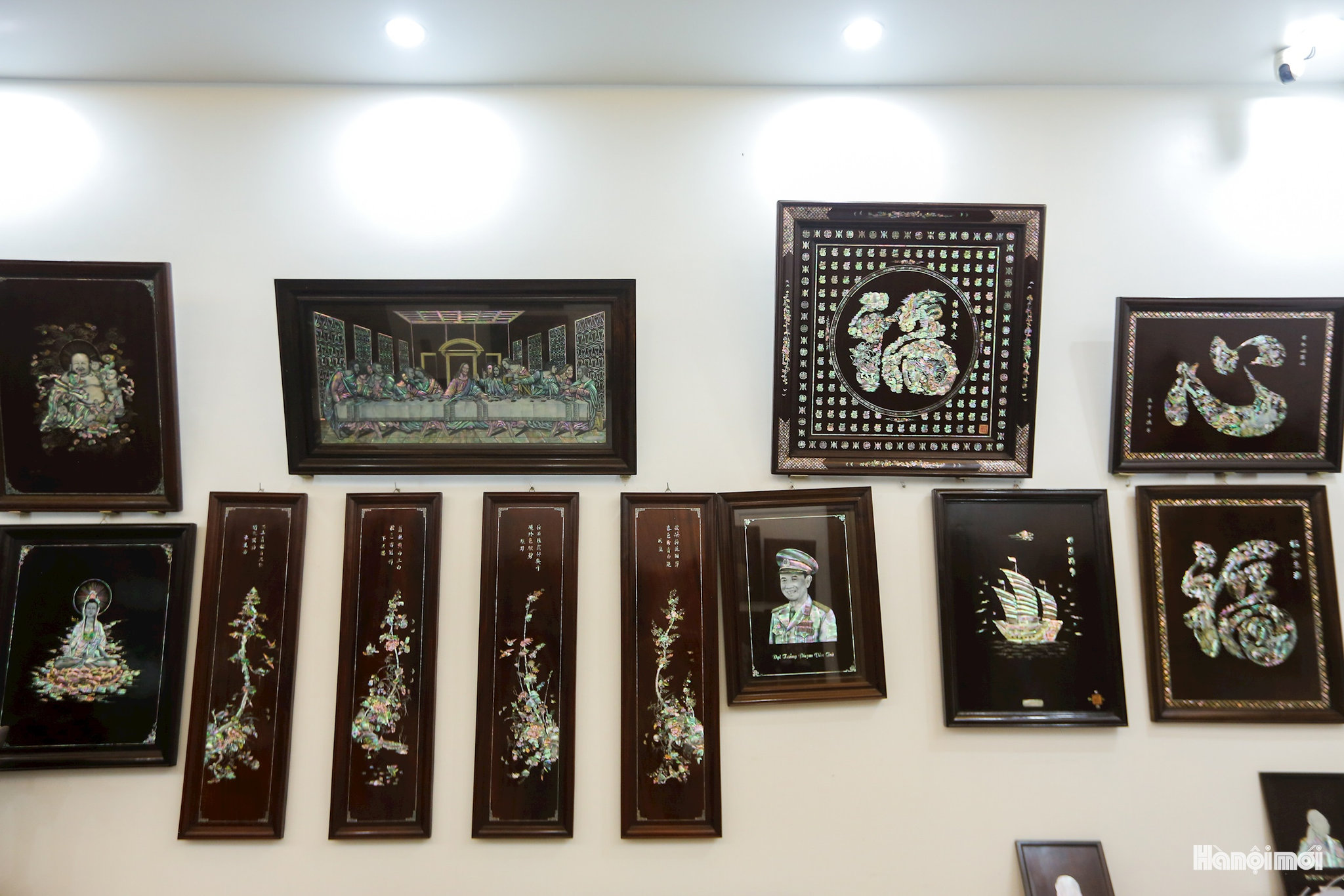 Theo tư liệu địa phương, Tổ nghề khảm trai Chuyên Mỹ là cụ Trương Công Thành – một danh thần văn võ song toàn triều Lý Nhân Tông. Sau khi sát cánh cùng Thái uý Lý Thường Kiệt đánh dẹp quân xâm lược và chiến đấu trên phòng tuyến sông Như Nguyệt, ông xin lui về quê nhà, nhặt những mảnh vỏ trai ngũ sắc ghép thành hình, thành chữ rồi truyền dạy nghề cẩn xà cừ cho dân làng. 