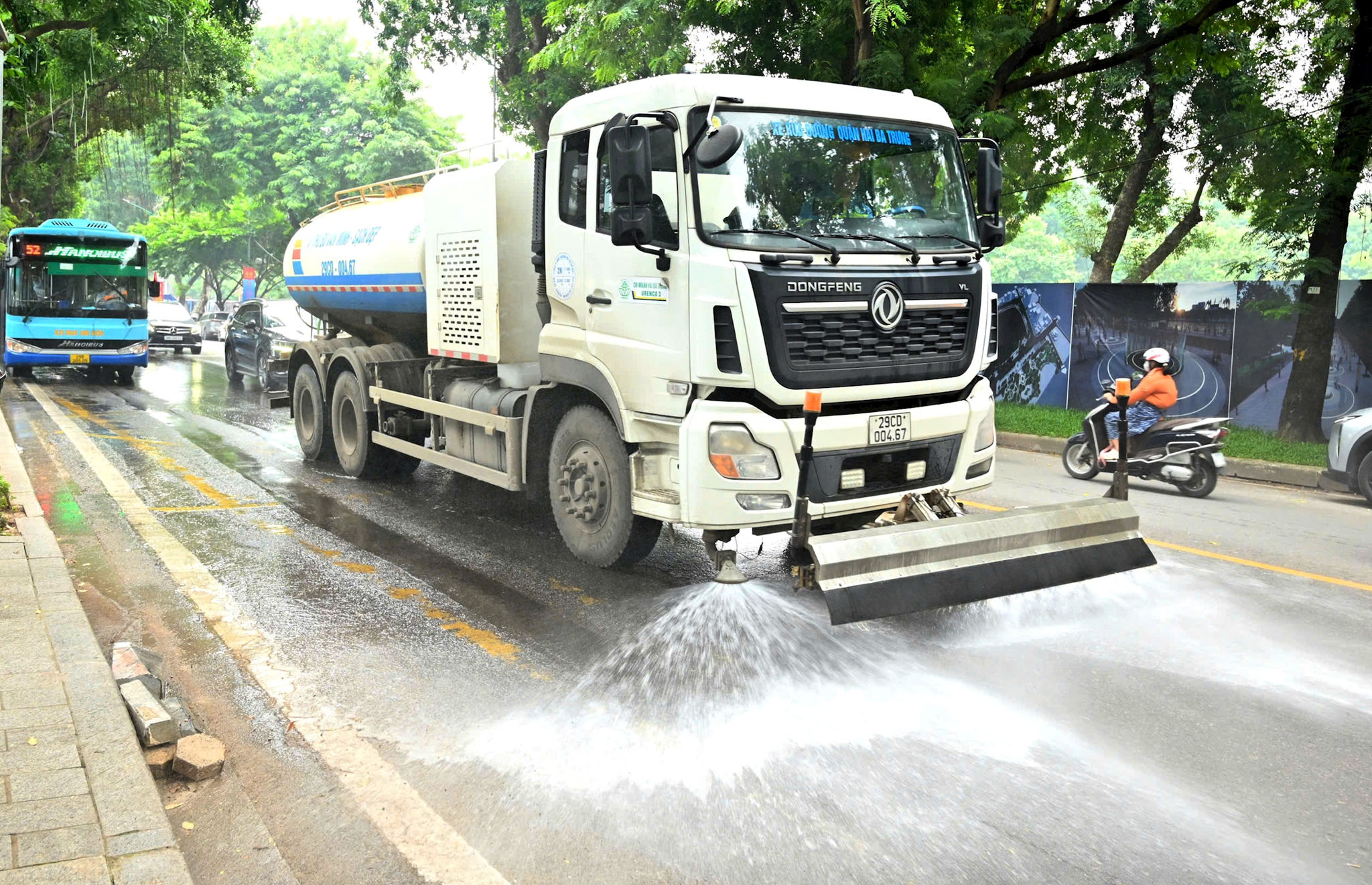 xe-tuoi-nuoc-rua-duong-cua-cong-ty-tnhh-mot-thanh-vien-moi-truong-do-thi-ha-noi-gop-phan-han-che-bui-min-gay-o-nhiem-khong-khi.-anh-duc-duy.jpg