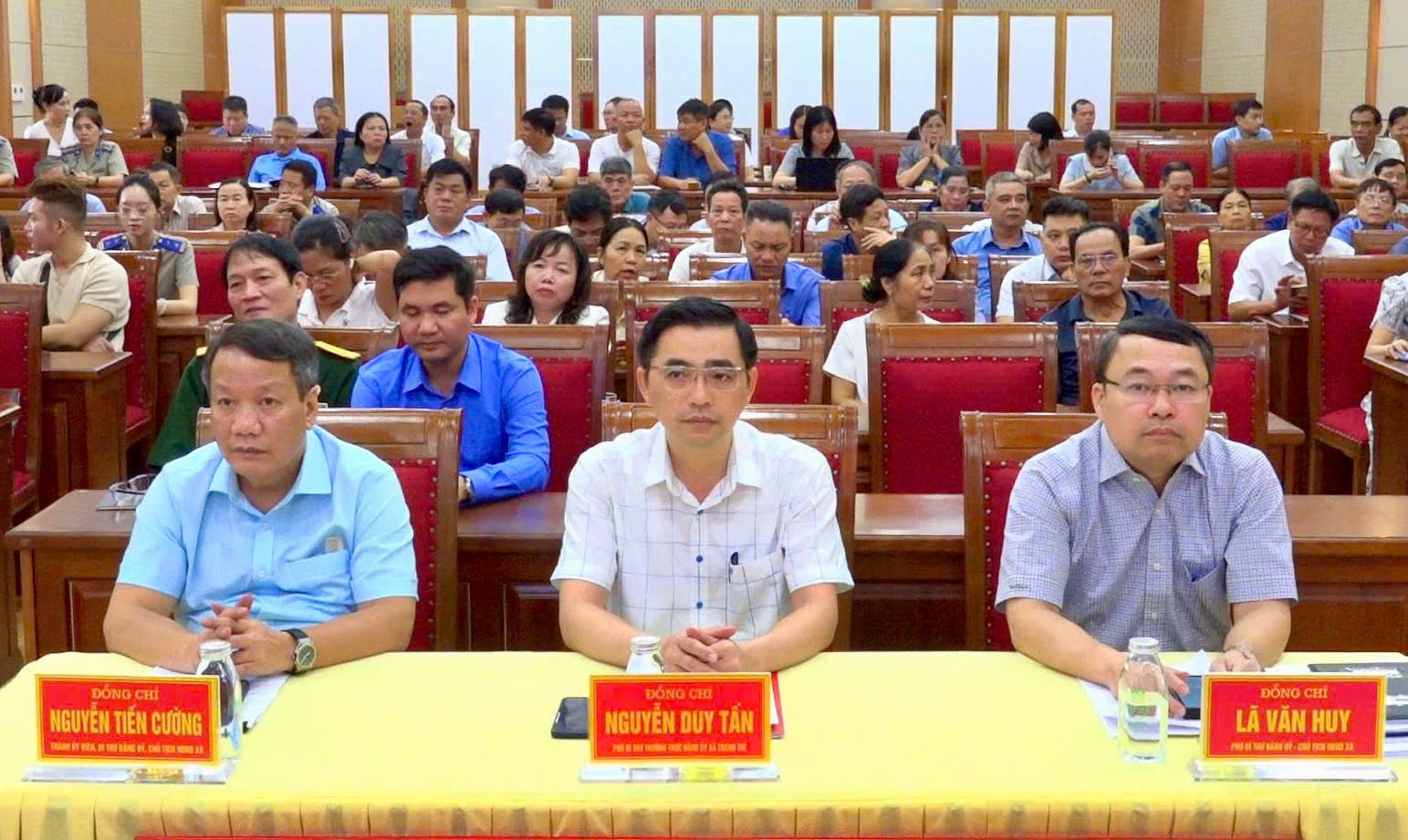 Các đại biểu dự hội nghị tại điểm cầu xã Thanh Trì. Ảnh Quang