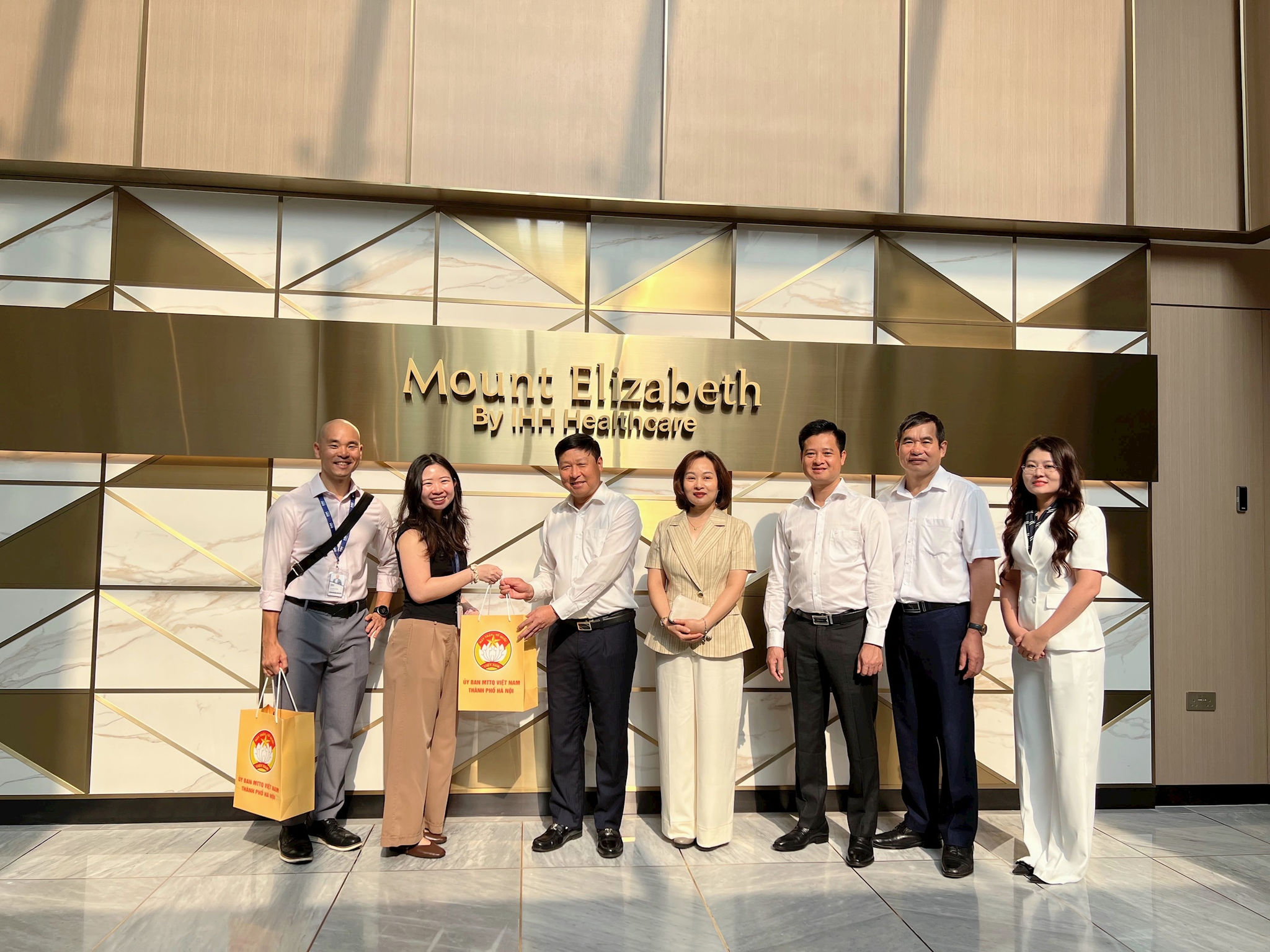 Đoàn công tác khảo sát mô hình y tế cao cấp tại bệnh viện - khách sạn Mount Elizabeth. Ảnh: PV.
