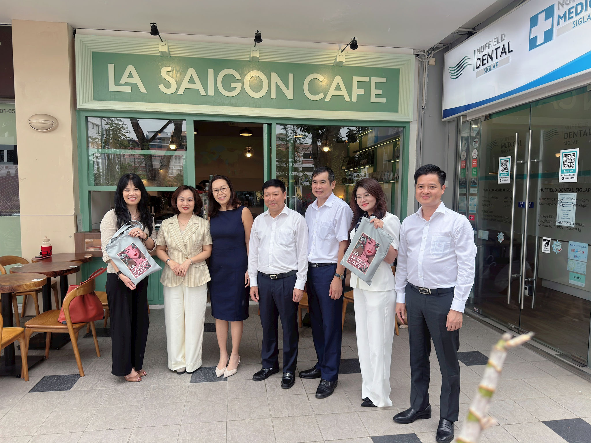 Đoàn tìm hiểu mô hình doanh nghiệp Việt Nam kinh doanh tại Singapore. Ảnh: PV.