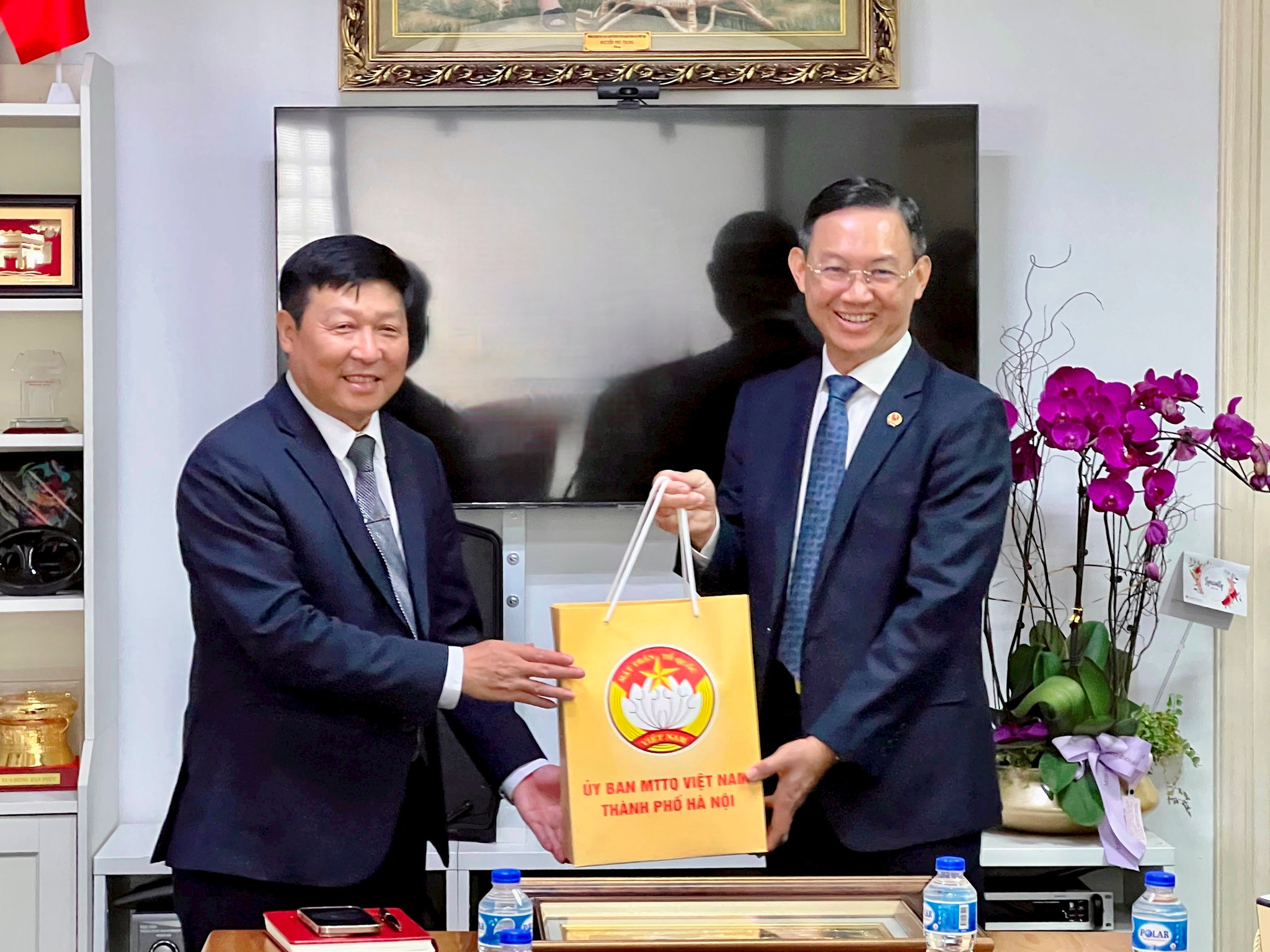 Phó Chủ tịch Ủy ban MTTQ Việt Nam thành phố Hà Nội Phạm Anh Tuấn cùng đoàn công tác chào xã giao và làm việc với Đại sứ quán Việt Nam tại Singapore. Ảnh: P