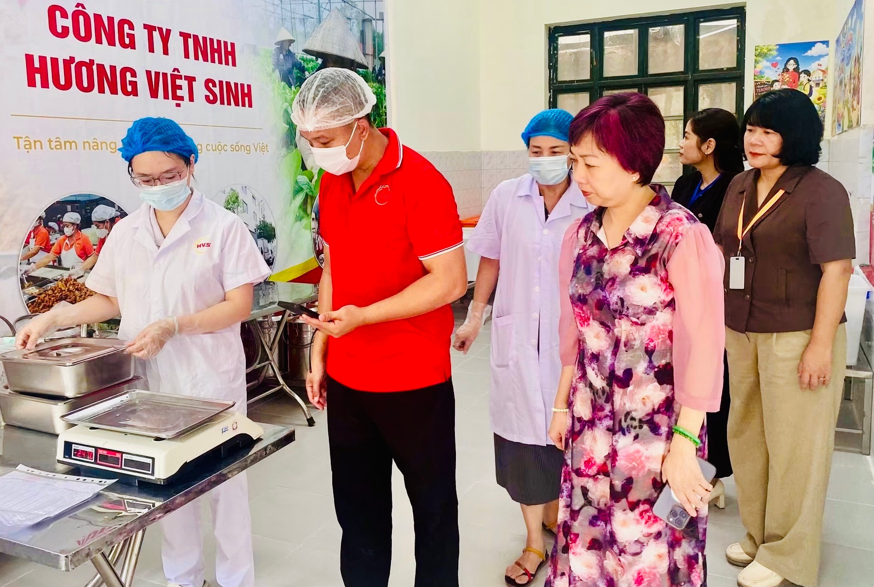 Đoàn kiểm tra liên ngành phường Phương Liệt tiến hành kiểm tra, giám sát toàn diện công tác an toàn vệ sinh thực phẩm và chất lượng bữa ăn bán trú. Ảnh: NT