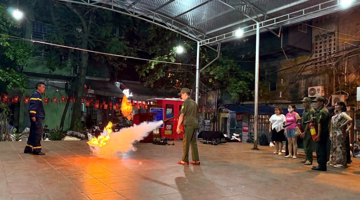 bm-pccc-15-9-1-cong-an-phuong-bach-mai-phoi-hop-doi-chua-chay-va-cnch-khu-vuc-so-9-phong-canh-sat-pccc-cnch-cong-an-tp-ha-noi-to-chuc-tuyen-truyen-trai-nghiem-pccc-tai-cac-to-dan-pho.jpg