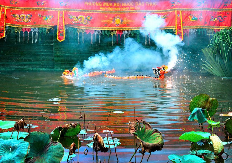 Các tích trò múa rối nước được biểu diễn cho du khách vào tối thứ Bảy hàng tuần. Ảnh: TL