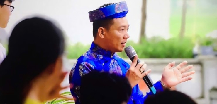 Ông Nguyễn Thế Nghị, nghệ nhân Phường múa rối nước Đào Thục đang chia sẻ với du khách về nghệ thuật rối nước. Ảnh: TL