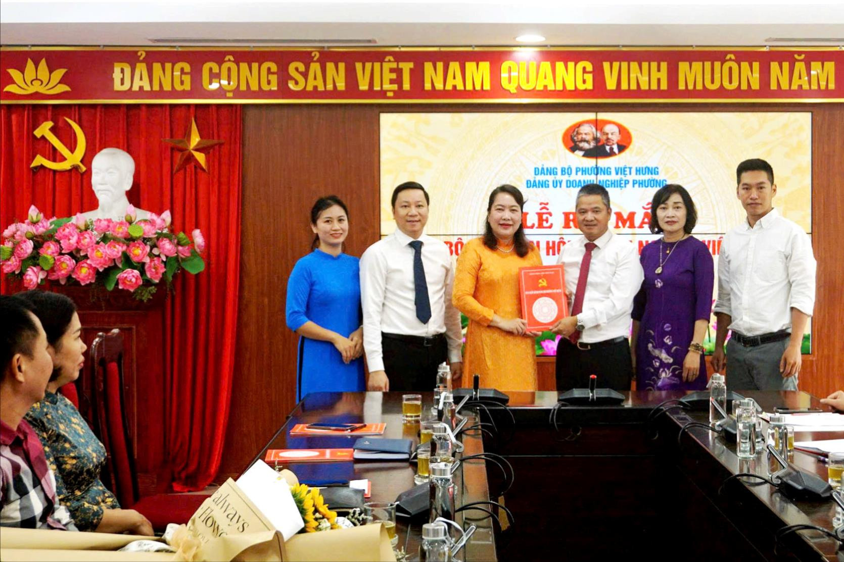 Phường Việt Hưng đẩy mạnh phát triển đảng viên trong cộng đồng doanh nghiệp