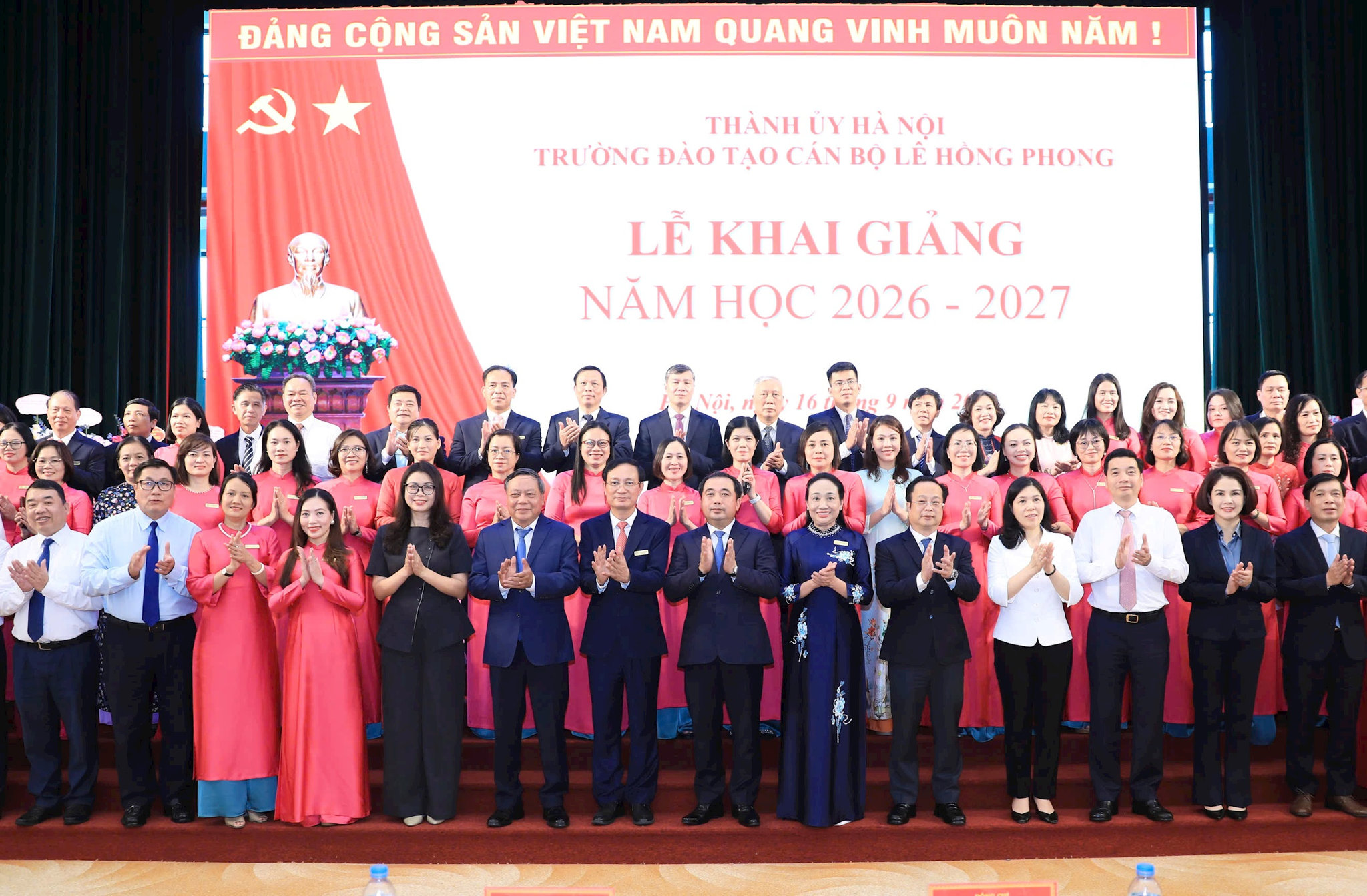 Bí thư Thành ủy Hà Nội Trần Đức Thắng và các đồng chí lãnh đạo thành phố Hà Nội với cán bộ, giảng viên Trường Đào tạo cán bộ Lê Hồng Phong trong le khai giảng năm học mới. Ảnh Quang Thái