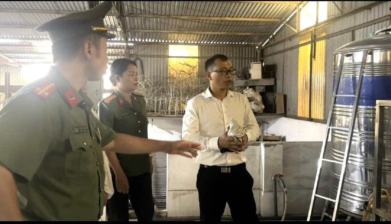 Phòng An ninh kinh tế - Công an thành phố Hà Nội tiến hành kiểm tra đột xuất cơ sở kinh doanh nước đóng bình. Ảnh: Công an thành phố Hà No