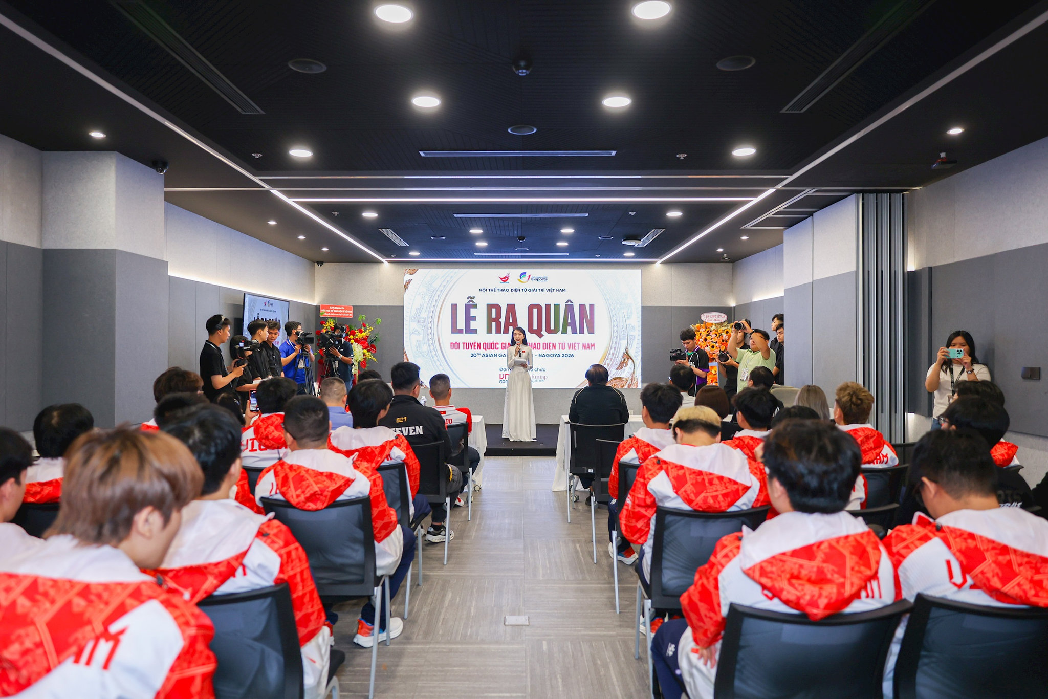 khong-khi-le-ra-quan.jpg
