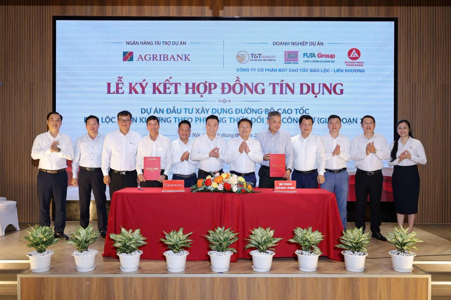 Lễ ký kết Hợp đồng tín dụng cho dự án Đầu tư xây dựng đường bộ cao tốc Bảo Lộc - Liên Khương. Nguồn: Agribank