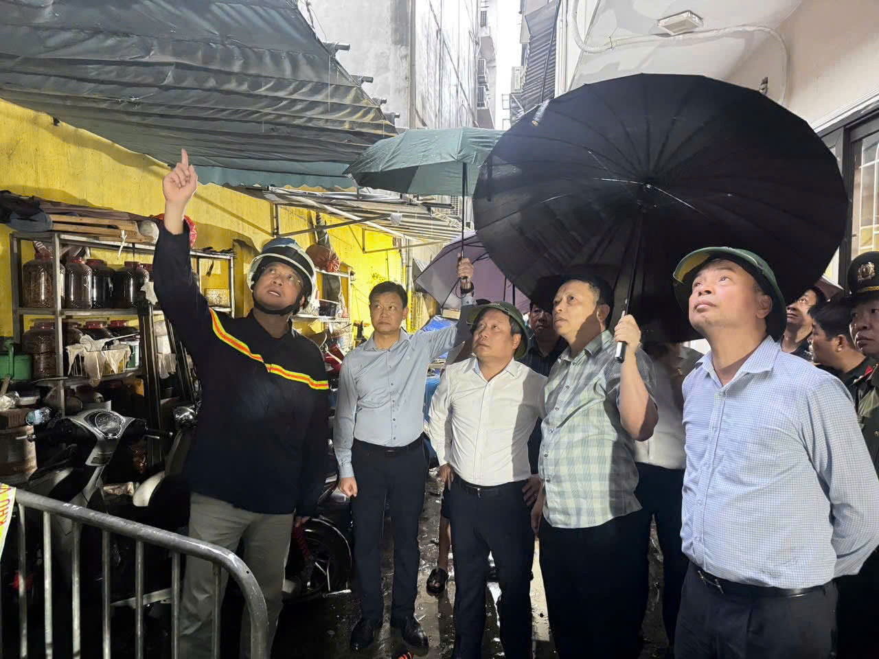 Chủ tịch UBND thành phố Hà Nội Vũ Đại Thắng chỉ đạo khẩn trương khắc phục hậu quả vụ việc. Ảnh: Công an thành phố