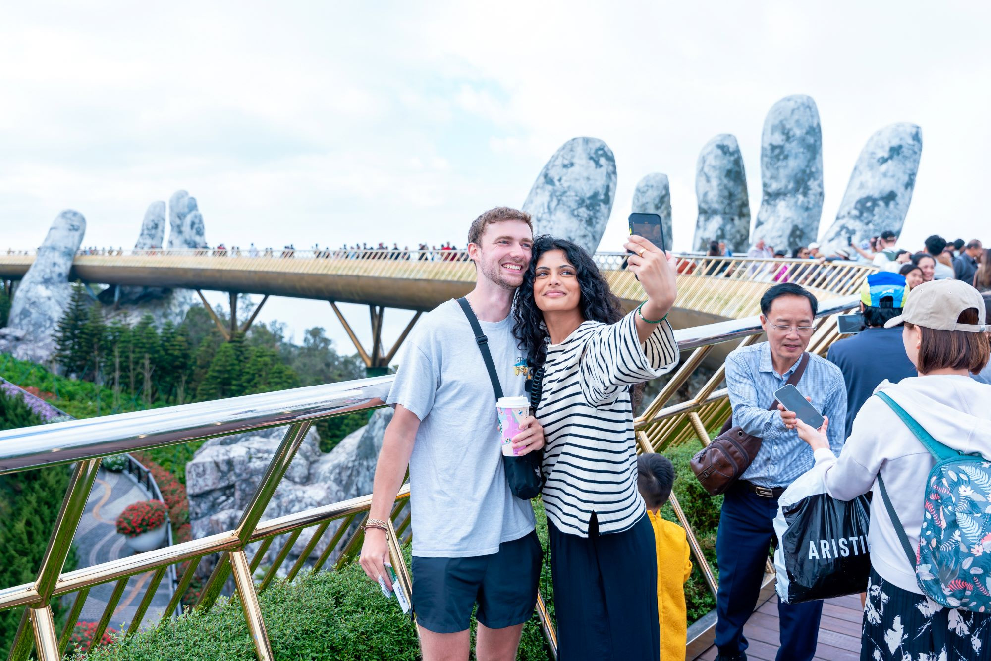ban-sao-cua-du-khach-ba-na-hills-2.jpg