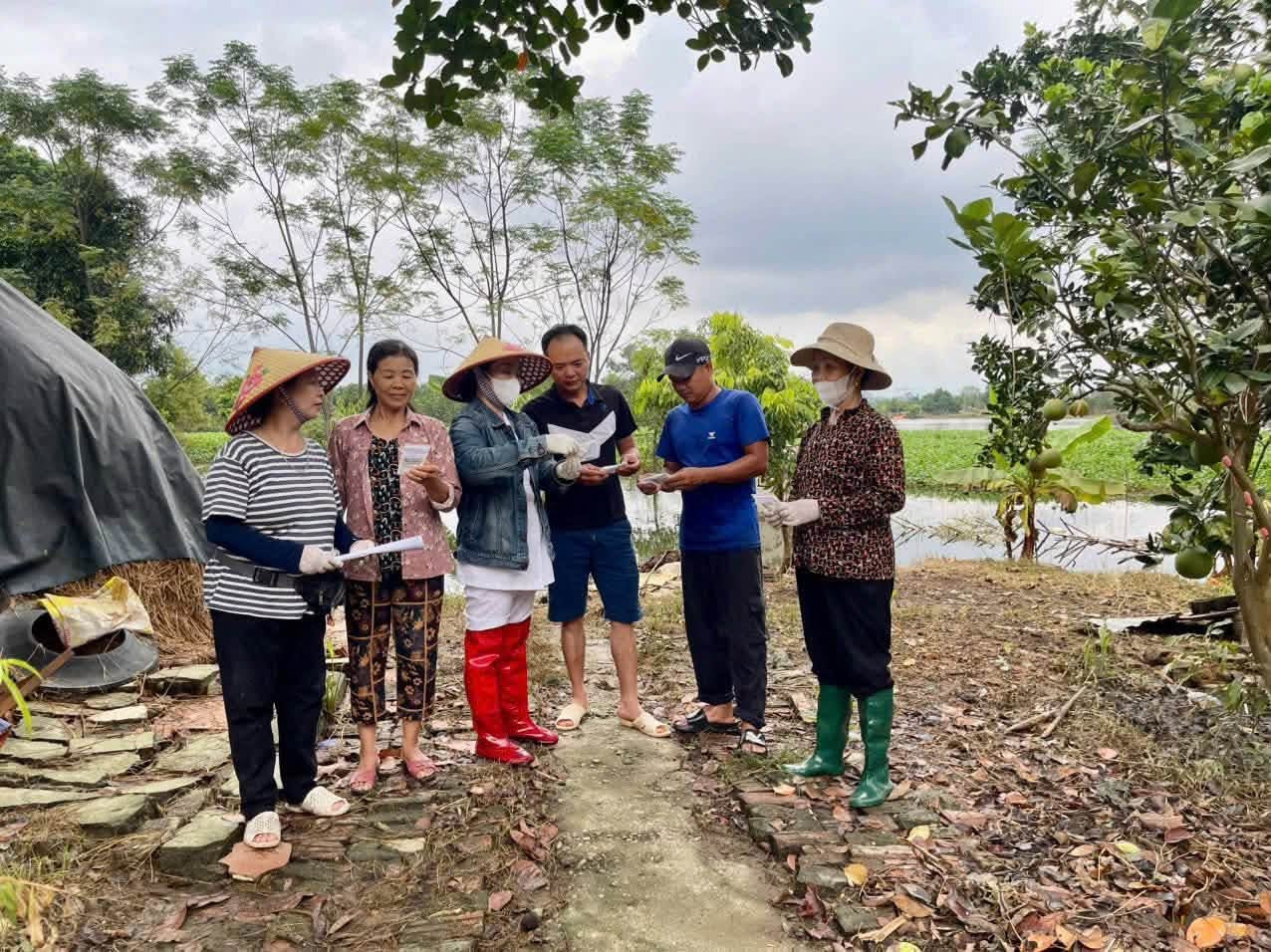Cán bộ Y tế xã Kim Anh tư vấn hướng dẫn người dân thực hiện các cách thức phòng chống ngăn ngừa dịch bệnh sốt xuất huyết. Ảnh: Lương Giang