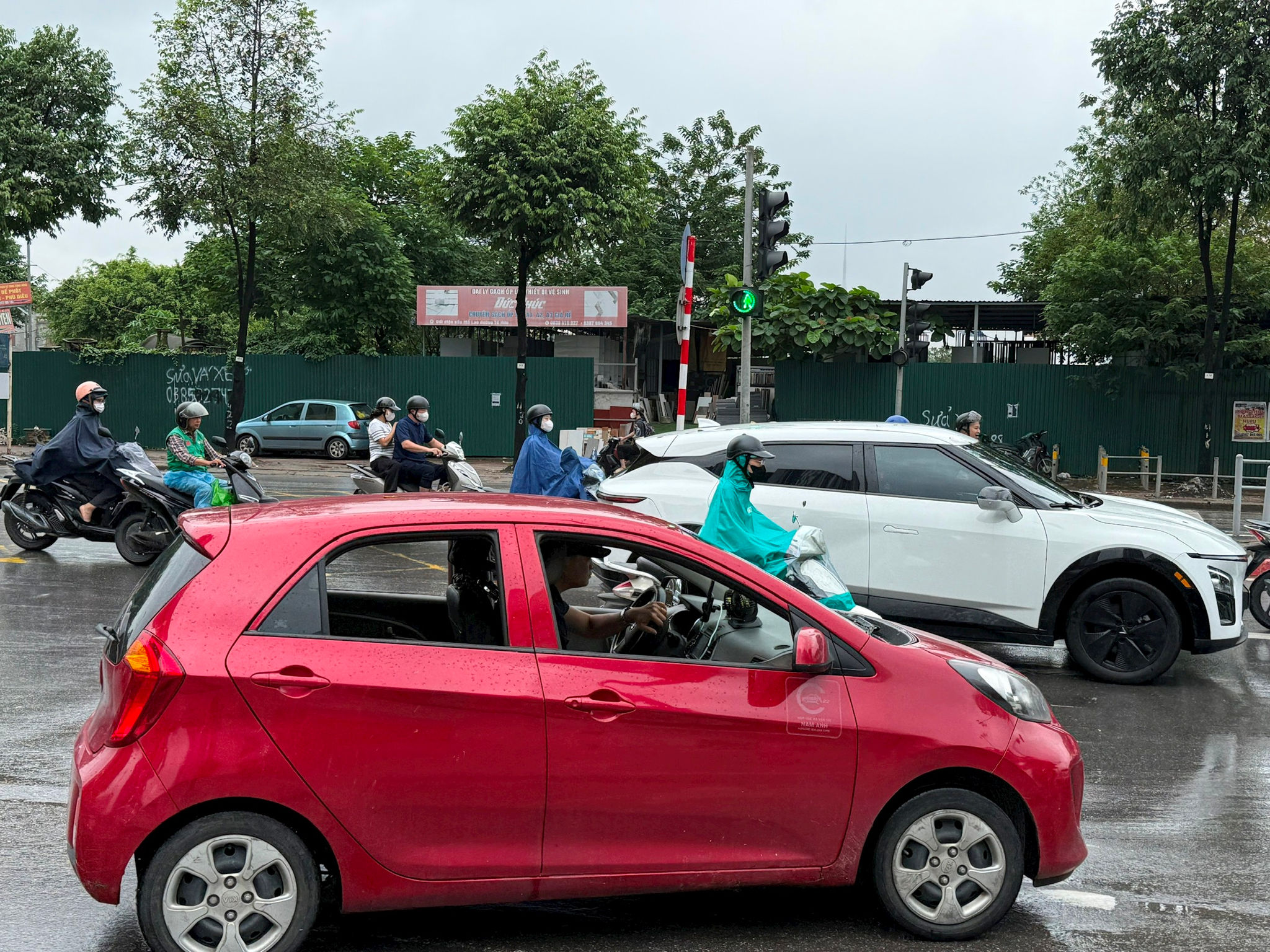 Người đi bộ gặp nhiều khó khăn khi sang nhà chờ xe buýt BRT Mộ Lao vì dòng phương tiện không lúc nào ngừng. Ảnh: P